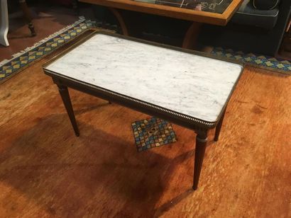 null Table basse de style Louis XVI plateau marbre blanc à galerie