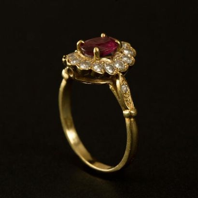 null Bague marguerite en or jaune (750) 18K griffée d'un rubis entouré de diamants....