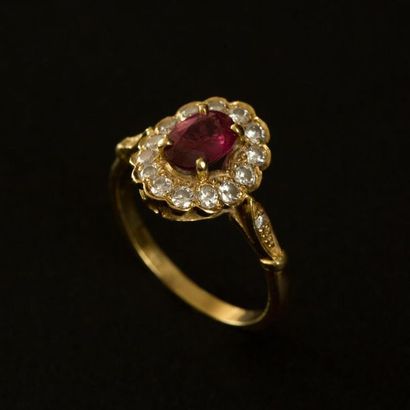 null Bague marguerite en or jaune (750) 18K griffée d'un rubis entouré de diamants....