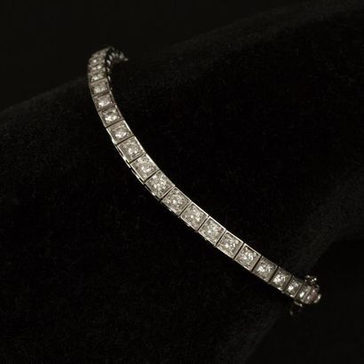 null Bracelet rivière en or blanc (750) 18K suite de 45 diamants. Longueur 18,5 cm....