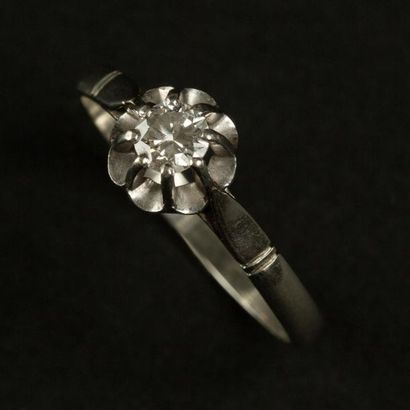 null Bague en or gris (750) 18K ornée en solitaire d'un petit diamant taille moderne...
