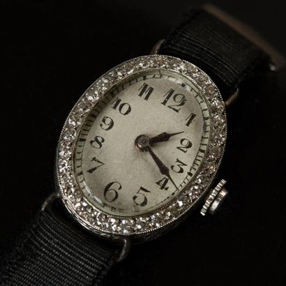 null Montre bracelet dame. Boîtier en or blanc (750) 18K ovale bordé de diamants...
