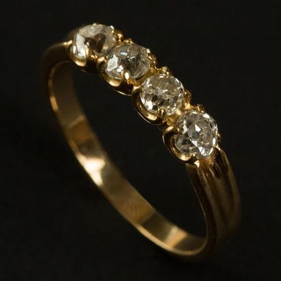 null Bague en or jaune (750) 18K jarretière de 4 diamants taille ancienne. Poids...