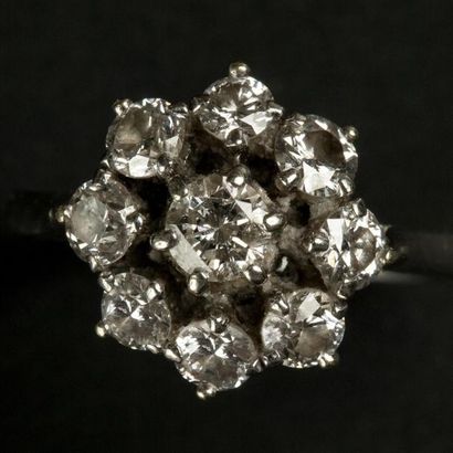 null Bague marguerite en or blanc (750) 18K à 9 diamants taille moderne. Poids total...