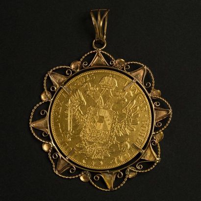 null Pendentif en or jaune (750) 18K orné d'une pièce de 20 florins Autriche. 1915....