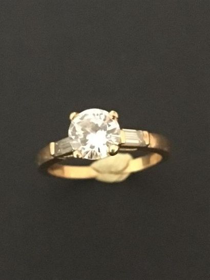 null Bague en or jaune 18 K (750) griffée d'un diamant taille moderne de 0.95 carat...