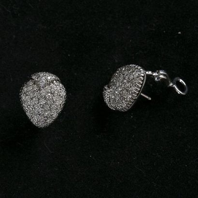 null FRED Signées. Paire de boucles d'oreilles en or blanc (750) 18K galets pavées...