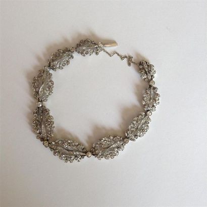 null Bracelet en platine maillons oblongs de diamants. Style guirlande. Vers 1900....