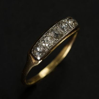 null Bague jarretière en platine et or jaune (585) 14 K sertie de 5 diamants taille...