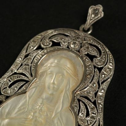 null Médaille de la Vierge en nacre, monture en or blanc 18K (750) à volutes ajourés...