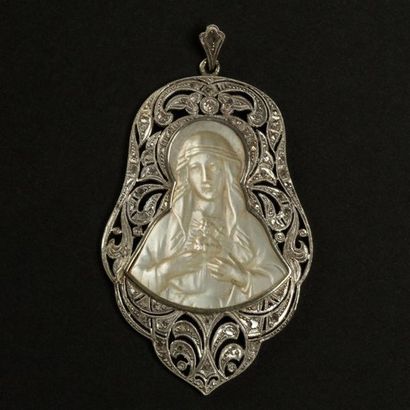 null Médaille de la Vierge en nacre, monture en or blanc 18K (750) à volutes ajourés...