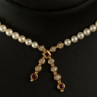 null Collier un rang de perles de culture disposées en chute avec motif de rubis...