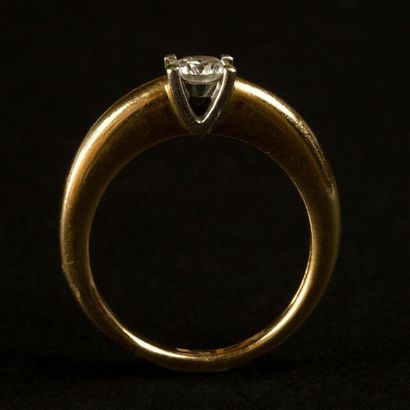 null Bague en or jaune (750) 18K griffée d'un petit diamant. Culasse visible en profil....