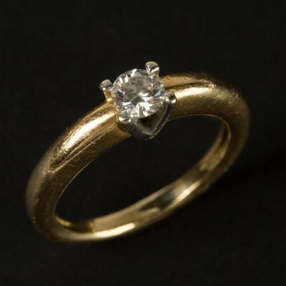null Bague en or jaune (750) 18K griffée d'un petit diamant. Culasse visible en profil....