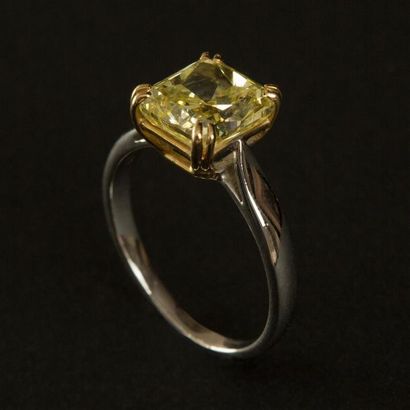 null Diamant 3 carats couleur jonquille certifié. Bague anneau en or blanc (750)...