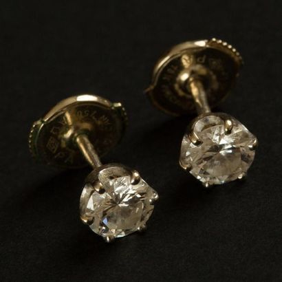 null Paire de puces d'oreilles en or blanc (750) 18K griffées de diamants taille...