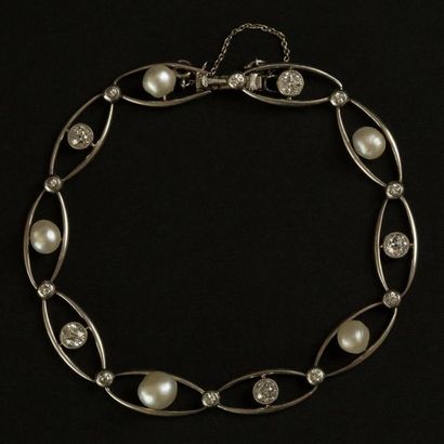 null FONTANA CH. Bracelet souple en platine mailles ovales ornées de diamants et...