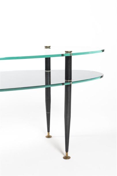 null Travail 1950
Table basse à double plateaux en verre transparent et opalin noir...