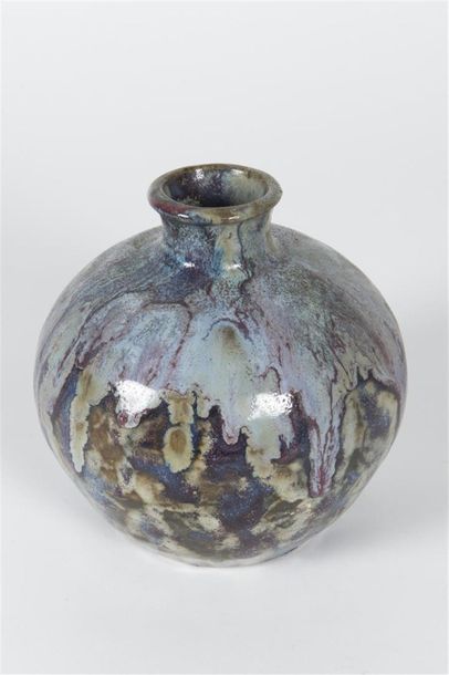 null Eugène LION (1867-1945)
Vase boule à col resserré en grès à épais émaux polychromes...