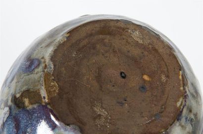 null Eugène LION (1867-1945)
Vase boule à col resserré en grès à épais émaux polychromes...