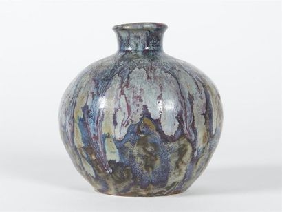 null Eugène LION (1867-1945)
Vase boule à col resserré en grès à épais émaux polychromes...