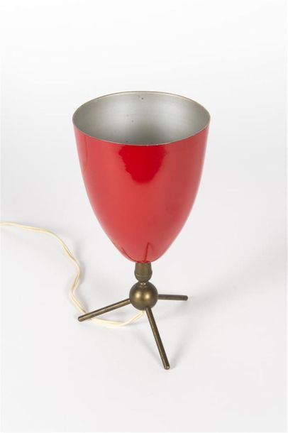 null Travail français
Lampe de table tripode à un réflecteur conique laqué rouge.
Circa...