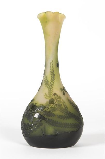 null Emile GALLE (1846-1904)
Vase de forme pansue légèrement aplati à long col évasé...
