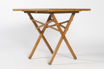 null Dodik JEGOU (Née en 1934)
Table pliante à structure en bois
Plateau en carreaux...