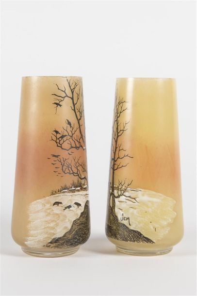 null JEM
Paire de vases en verre émaillé polychrome à décor d'un paysage enneigé
Légers...