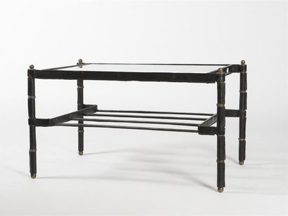 null Jacques ADNET (1900-1984)
Table basse à armature gainée de cuir noir piqué sellier,...