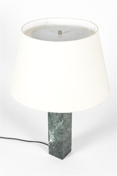null KNOLL EDITION
Lampe de table à deux feux à fût quadrangulaire en marbre vert...