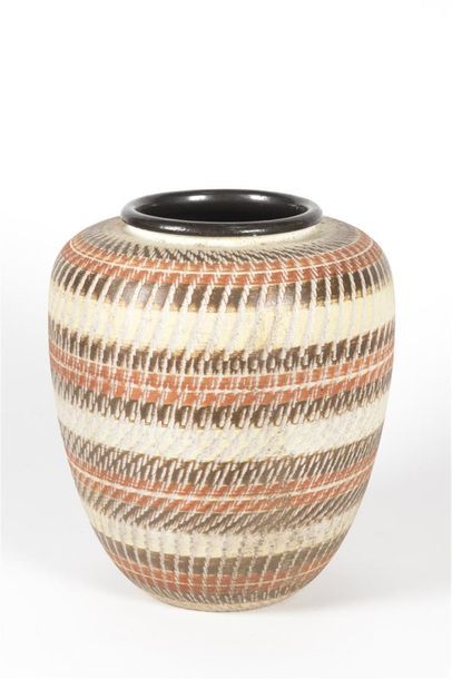 null Travail allemand
Grand vase en céramique polychrome de forme oblongue à décor...