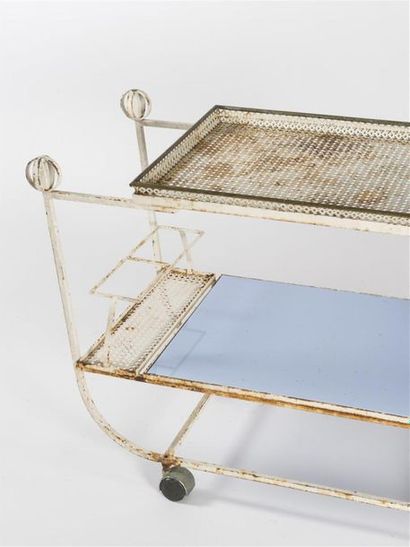 null Mathieu MATEGOT (1910-2001)
Table roulante en métal perforé laqué blanc et verre...