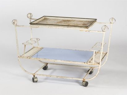 null Mathieu MATEGOT (1910-2001)
Table roulante en métal perforé laqué blanc et verre...