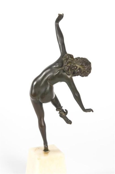 null Claire-Jeanne COLINET (1880-1950)
Epreuve en bronze représentant une danseuse...