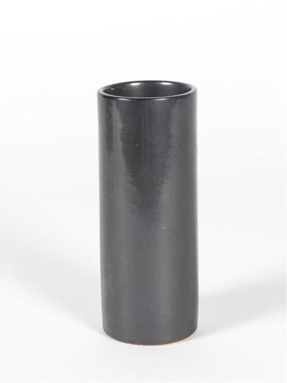 null Georges JOUVE (1910-1964)
Vase de forme rouleau dit cylindre .
Épreuve en céramique...