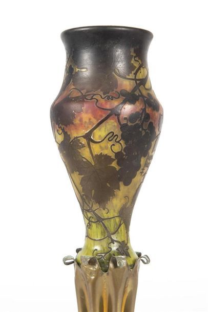 null DAUM NANCY (20ème)
Paire de vases en verre multicouche dégagé à l'acide à décor...
