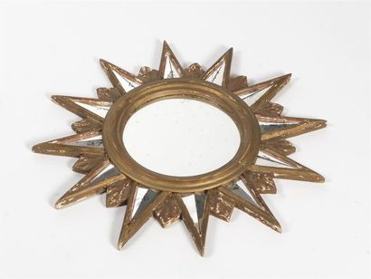 null Travail 1950
Miroir dit soleil à parcloses en bois peint 
D: 60 cm