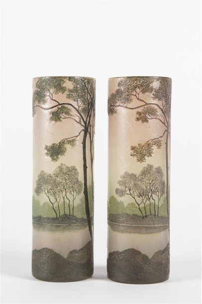 null François-Théodore LEGRAS (1817-1887)
Paire de vases rouleau "Paysage lacustre »....