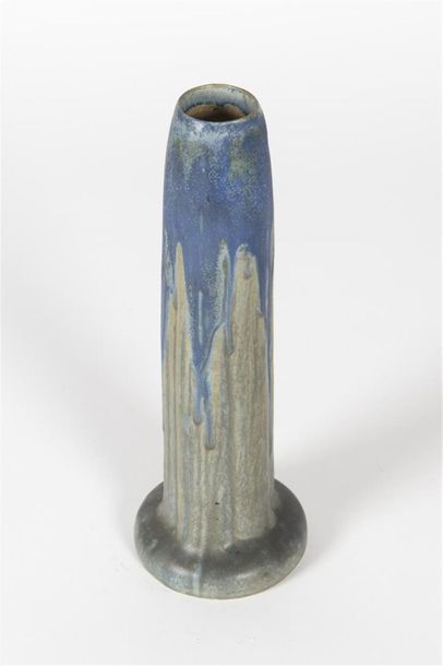 null Gilbert METENIER (1876-?)
Vase soliflore en grès émaillé de couleur vert à larges...