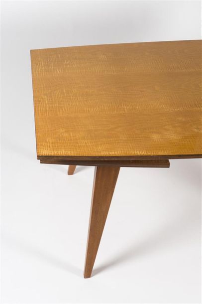 null André SORNAY (1902-2000)
Table de salle à manger à piètement quadrupèdes en...