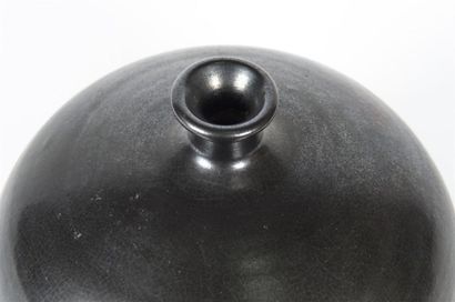 null Dans le goût de RUELLAND
Vase de forme boule émaillé noir craquelé à col très...