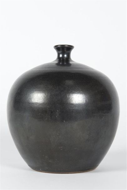 null Dans le goût de RUELLAND
Vase de forme boule émaillé noir craquelé à col très...