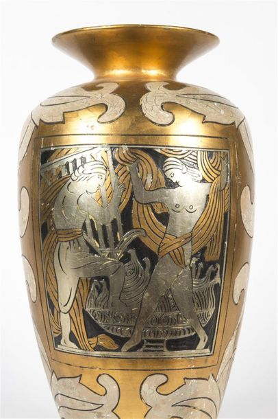 null Travail 1950
Vase en céramique émaillé polychrome et à la feuille d'or à décor...
