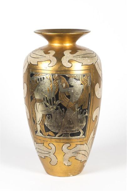 null Travail 1950
Vase en céramique émaillé polychrome et à la feuille d'or à décor...