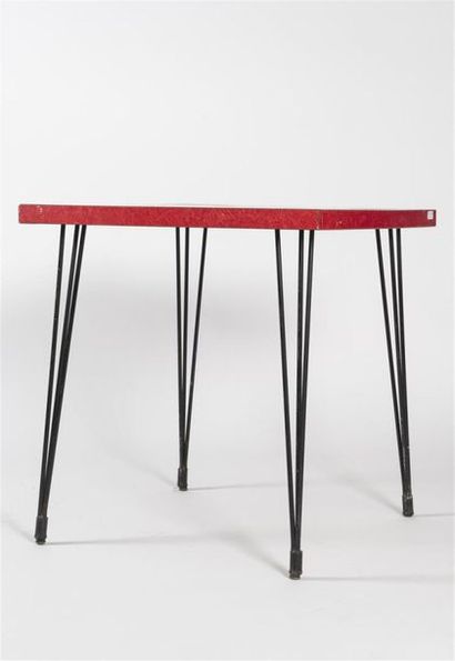 null Travail 1950
Table à piètement eiffel en métal laqué noir et plateau en stratifié...