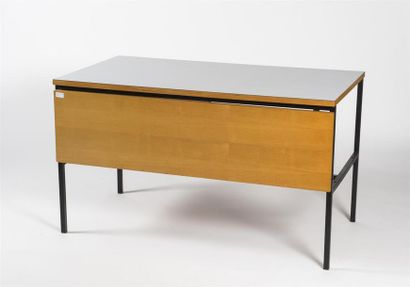 null Pierre GUARICHE (1926-1995)
Bureau modèle 620 à structure en métal laqué noir,...