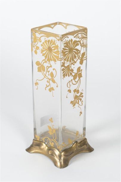 null TRAVAIL ART NOUVEAU
Vase de forme quadrangulaire en verre transparent à décor...