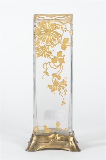 null TRAVAIL ART NOUVEAU
Vase de forme quadrangulaire en verre transparent à décor...