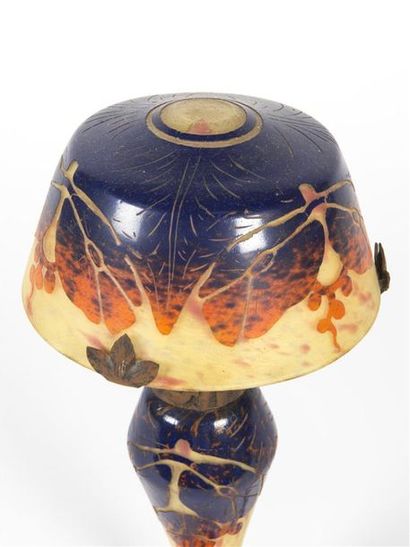 null LE VERRE FRANÇAIS 
Lampe champignon en verre multicouche violet, jaune et orange...